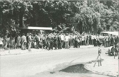 Zdjęcie zostało zrobione w czerwcu 1981r. Przedstawia „szturm” ludzi  na Kiosk Ruchu znajdujący się na Rynku do którego przywieźli  deficytowy towar.