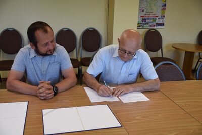 Podpisanie umowy na realizację zadania publicznego w zakresie upowszechnienia kultury fizycznej i sportu w dyscyplinie piłka nożna na terenie Gminy Baranów w 2021r 7