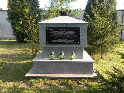 Powiększ zdjęcie: Pomnik na pamiątkę pomordowanym mieszkańcom wsi Śniadówka