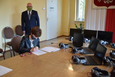 Pokaż zdjęcia 13 zestawów komputerowych dla Zespołu Szkolno-Przedszkolnego w Baranowie