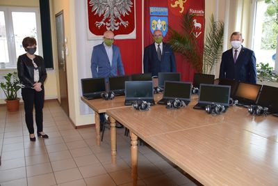 Pokaż zdjęcia 13 zestawów komputerowych dla Zespołu Szkolno-Przedszkolnego w Baranowie