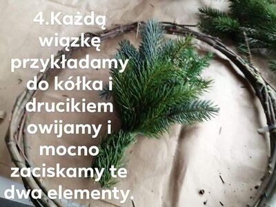Każdą wiązkę przykładamy do kółka i drucikiem owijamy i mocno zaciskamy te elementy