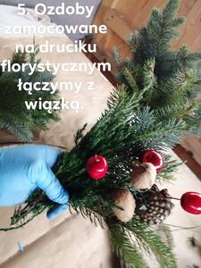 Ozdoby zamontowane na druciku florystycznym łączymy z wiązką