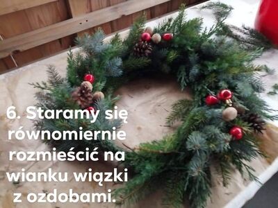 Staramy się równomiernie rozmieścić na wianku wiązki z ozdobami