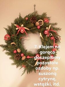 Klejem na gorąco doczepiamy pozostałe ozdoby suszoną cytrynę, wstążki, itd.
