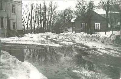 Zdjęcie zostało zrobione 03.02.1979r. Znajduje się na nim  „Klub Rolnika”, natomiast w oddali widać „organistówkę”  z gankiem.