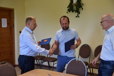 Podpisanie umowy na realizację zadania publicznego w zakresie upowszechnienia kultury fizycznej i sportu w dyscyplinie piłka nożna na terenie Gminy Baranów w 2021r 8
