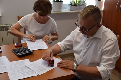 Podpisanie Umowy z Wykonawcą zadania na przebudowę dróg gminnych nr 124094L (ul. Rynek) i nr 124027L (ul. Stawowa)  w Baranowie.